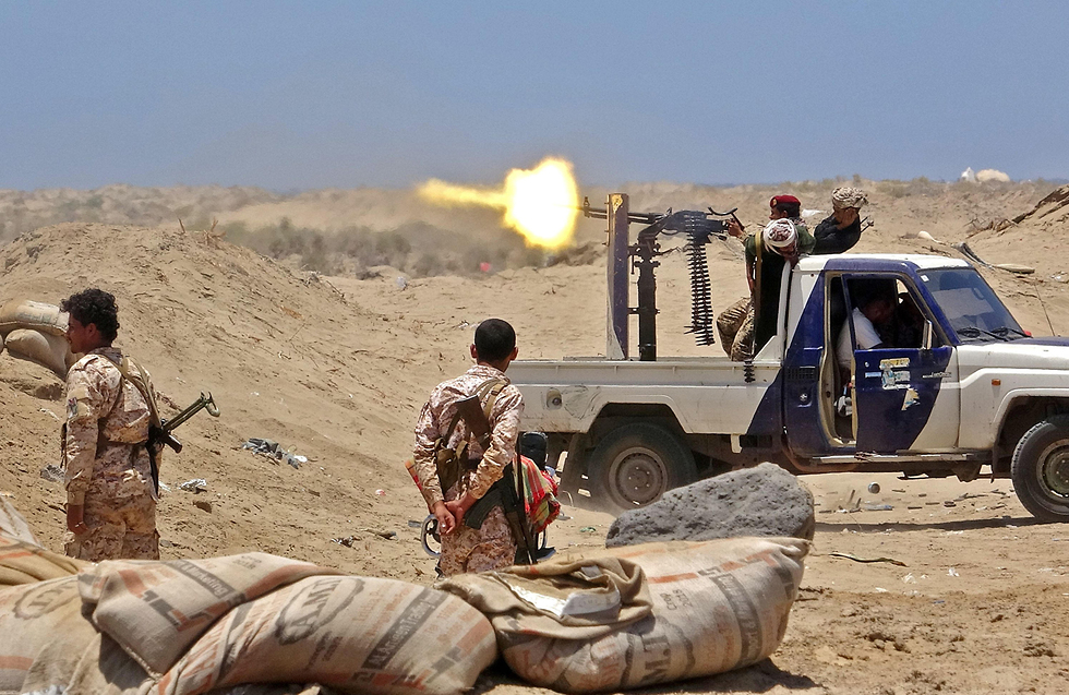 לוחם של הבדלנים בדרום תימן יורה לעבר כוחות הממשלה שנתמכת בידי הסעודים מחוז אביאן (צילום: AFP)