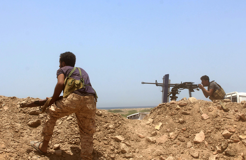 לוחם של הבדלנים בדרום תימן יורה לעבר כוחות הממשלה שנתמכת בידי הסעודים מחוז אביאן (צילום: AFP)