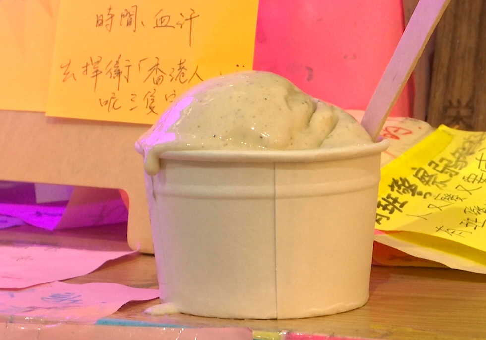 גלידה בטעם גז מדמיע ב הונג קונג כאות תמיכה במחאה הפרו-דמוקרטית (צילום: AP)