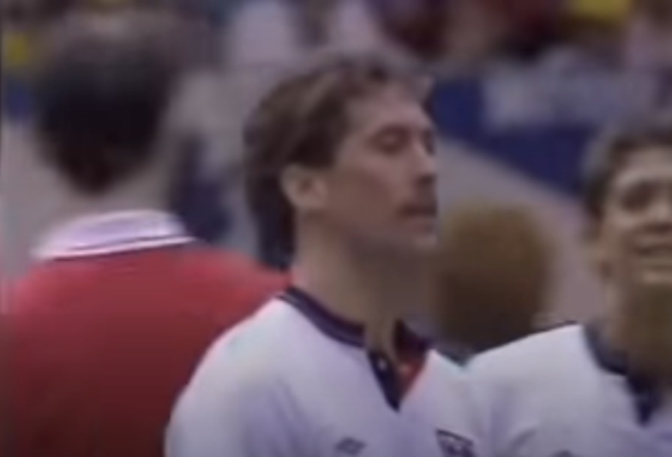 קני סאנסום במדי נבחרת אנגליה בשנות ה-80 (צילום מסך)