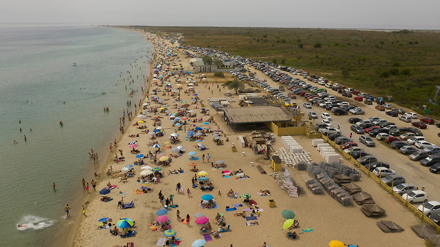 יוון פתיחת חופים כפר ליד סלוניקי (צילום: EPA)