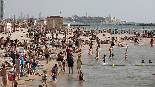 חוף הים בתל אביב (צילום: EPA)