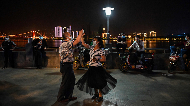ריקודים רוקדים ליד נהר יאנגצה ווהאן סין (צילום: AFP)