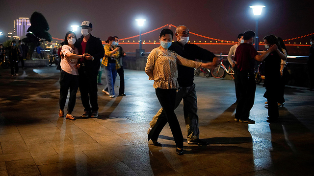 ריקודים רוקדים ליד נהר יאנגצה ווהאן סין (צילום: רויטרס)