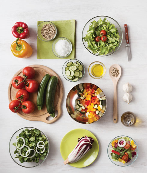 הרבה רואים באוכל דרך להתחזק ולהבריא (צילום: Shutterstock)
