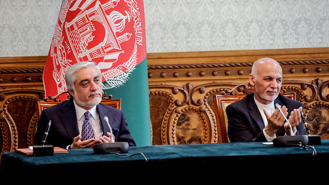 נשיא אפגניסטן אשרף גאני ויריבו עבדאללה עבדאללה חתימת הסכם להקמת ממשלה (צילום: AFP)
