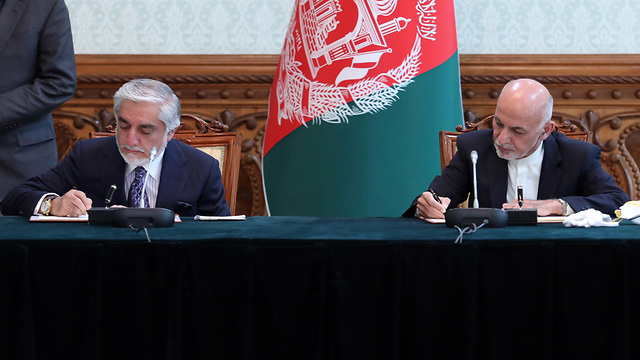 נשיא אפגניסטן אשרף גאני ויריבו עבדאללה עבדאללה חתימת הסכם להקמת ממשלה (צילום: EPA)