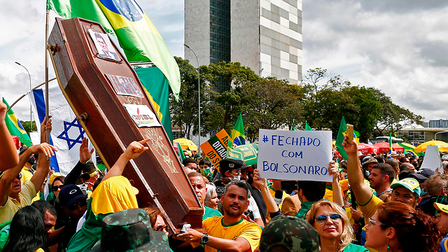 תומכים של נשיא ברזיל ז'איר בולסונרו ב הפגנה נגד ה סגר ברזיליה ()