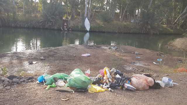 פסולת באזור דרום הכינרת (צילום: אגף תפעול ושפ