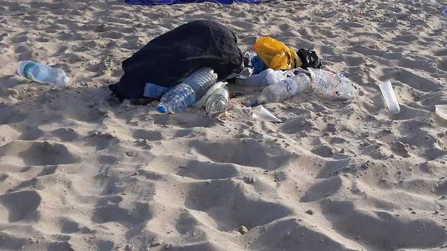 פסולת בחוף דרומית לחיפה (צילום: צלול)