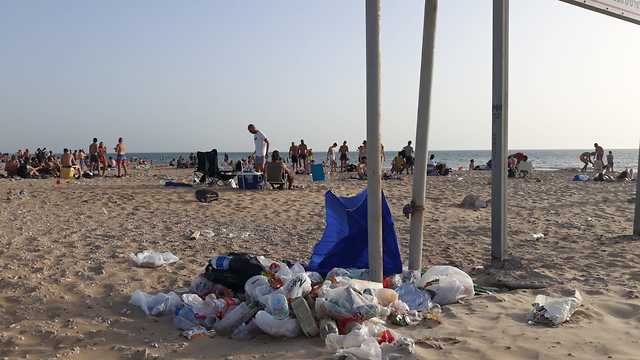 פסולת באחד החופים דרומית חיפה (צילום: צלול)