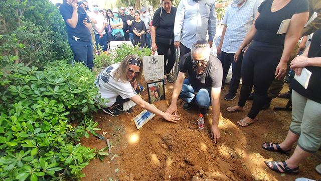 משפחתו של עמית בן יגאל מעל חלקת קברו ()
