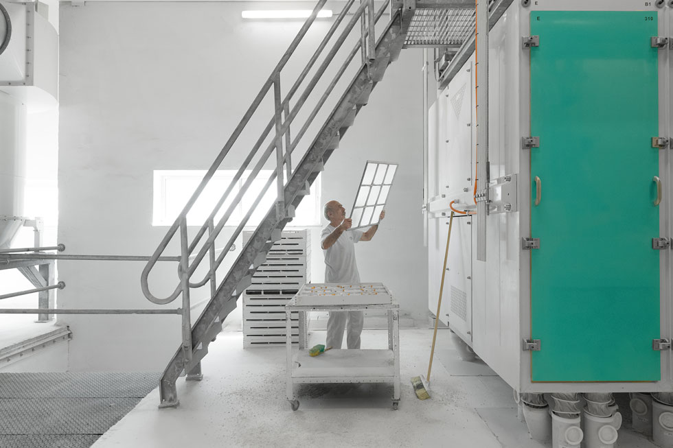 המוציא קמח. אחד מקומץ העובדים בטחנת הקמח החדשה של ''דגן-שטיבל'' באשדוד, שרובה אוטומטית (צילום: גדעון לוין)