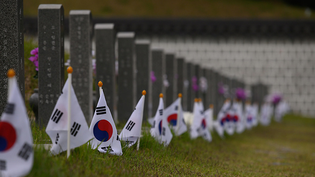 קברי ההרוגים בטבח ב דרום קוריאה ב קוואנגג'ו ב-1980 (צילום: AFP)