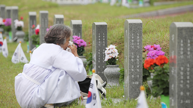 קברי ההרוגים בטבח ב דרום קוריאה ב קוואנגג'ו ב-1980 (צילום: EPA)