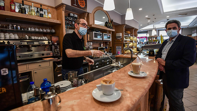 איטליה בית קפה מילאנו הקלות בהגבלות ה קורונה (צילום: AFP)