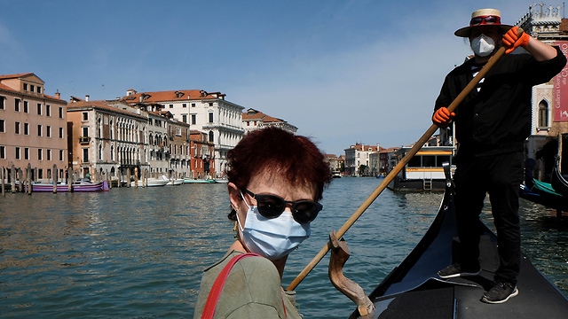 איטליה תיירת ב גונדולה ב  ונציה הקלות בהגבלות ה קורונה (צילום: רויטרס)