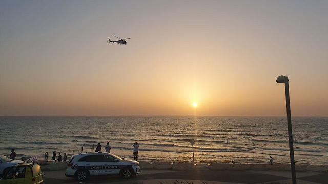 כוחות המשטרה עורכים חיפושים נרחבים בים, ביבשה ובאוויר אחר גולש קייט שנעדר (צילום: אינה טוקר)