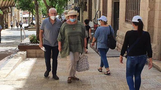 בירושלים עדיין הולכים עם מסכות (צילום: אלי מנדלבאום)