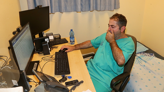 התלוות למתמחה כרים סלאמה בבית חולים תל השומר במשך 26 שעות רצופות (צילום: יריב כץ)