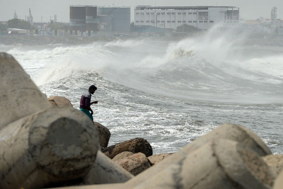 רוחות סוערות ב עיר צ'נאי ב הודו לקראת הגעתה לאזור של סופה ציקלון בשם אמפאן (צילום: AFP)