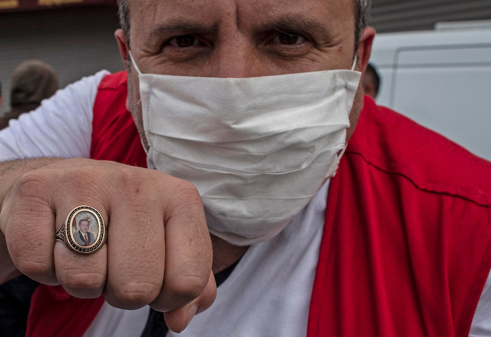 איש הסהר האדום ב איסטנבול טורקיה מחלק מזון בסגר ה קורונה (צילום: EPA)