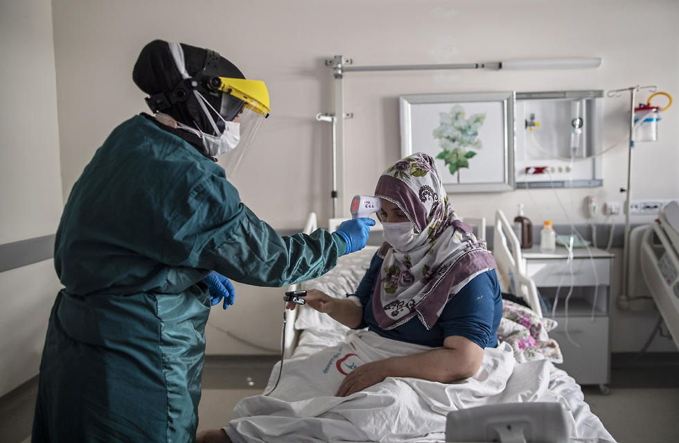 חולת קורונה ב בית חולים ב איסטנבול טורקיה (צילום: EPA)