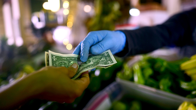 חנות ירקות סאן חואן פורטו ריקו כסף מזומן (צילום: AP)