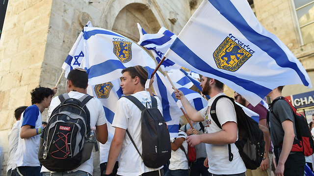 צעדת הדגלים המסורתית לציון יום ירושלים בהשתתפות רפי פרץ ויהודה גליק (צילום: יואב דודקביץ)