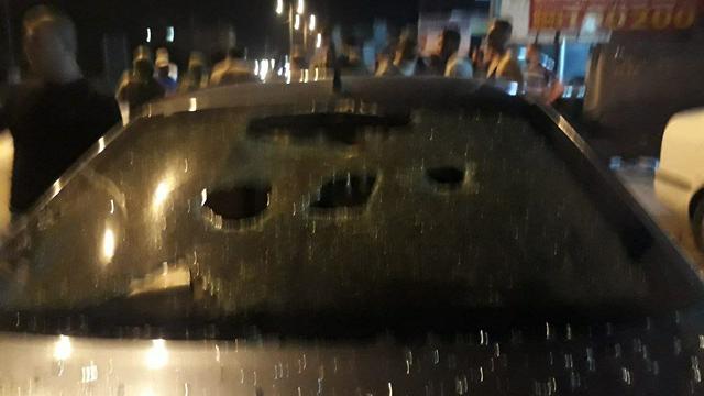 צעירים זרקו אבנים על רכבים פלסטינים בחווארה ()