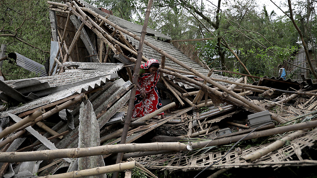 הרס הצפות סופה ספות ציקלון אמפאן מערב בנגל הודו (צילום: EPA)