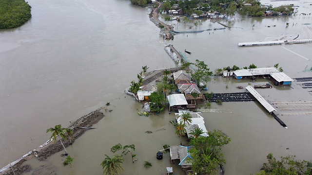 הרס הצפות סופה ספות ציקלון אמפאן מערב בנגל הודו (צילום: AFP)