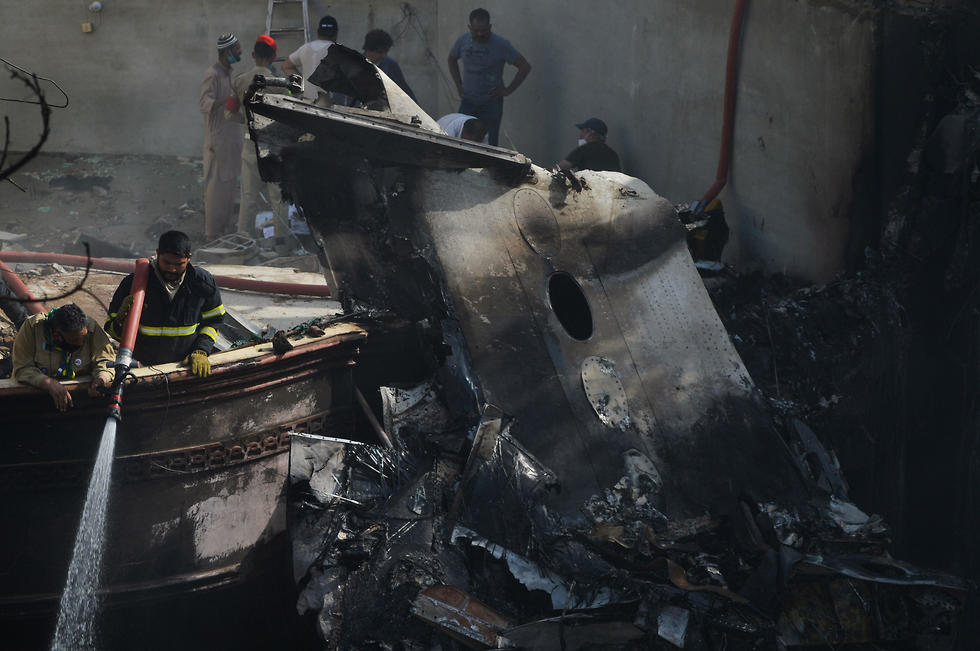 התרסקות מטוס הנוסעים הפקיסטני (צילום: AFP)