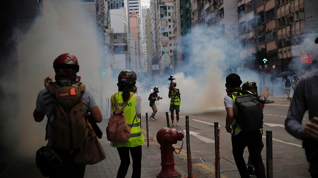 הונג קונג מחאה הפגנה מפגינים נגד חוק ביטחון סין (צילום: AP)