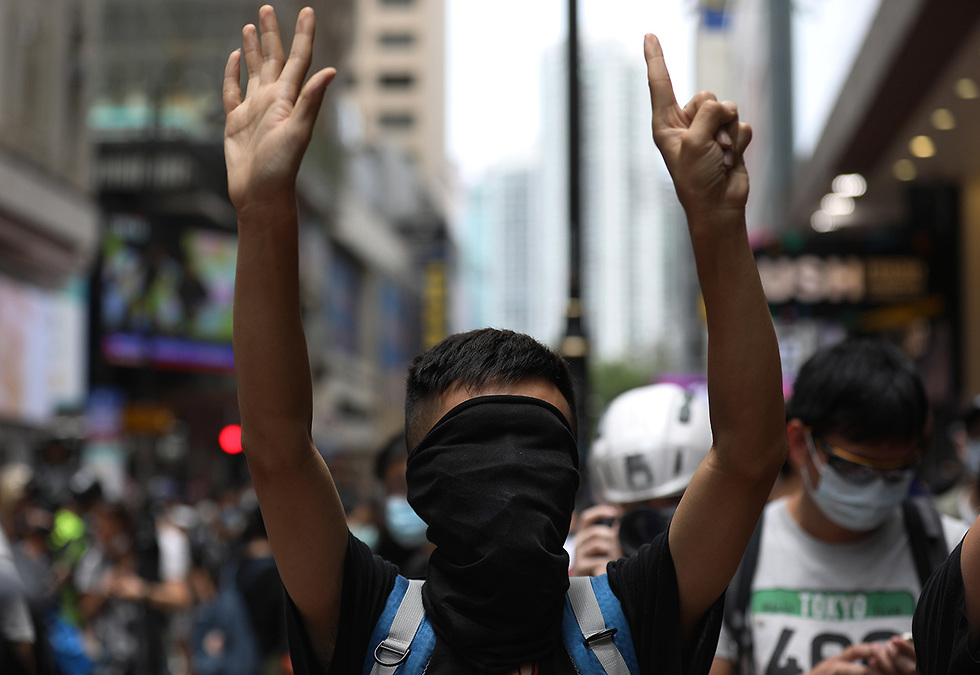 הונג קונג מחאה הפגנה מפגינים נגד חוק ביטחון סין (צילום: EPA)