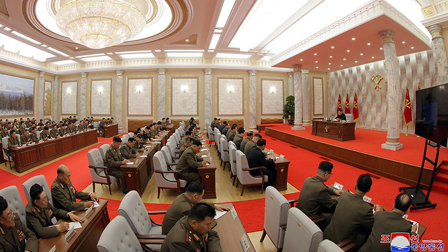 צפון קוריאה קים ג'ונג און משתתף ב ישיבה אחרי 3 שבועות נוספים של היעדרות (צילום: EPA)