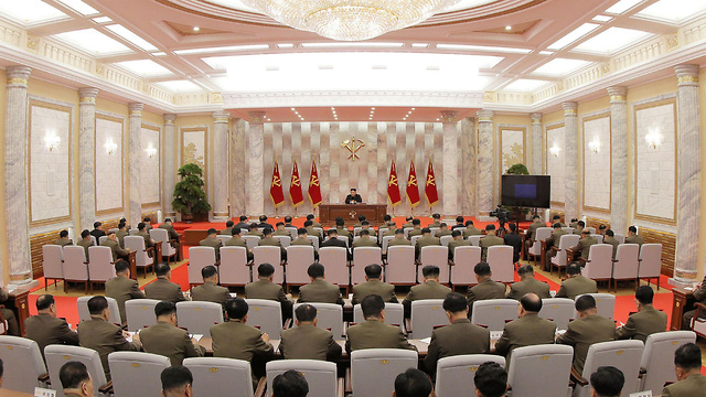 צפון קוריאה קים ג'ונג און משתתף ב ישיבה אחרי 3 שבועות נוספים של היעדרות (צילום: AFP)