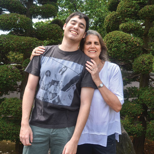 סוזי והבן קאי, שחי בטוקיו עם בת זוגו הישראלית (צילום: ליה יפה)