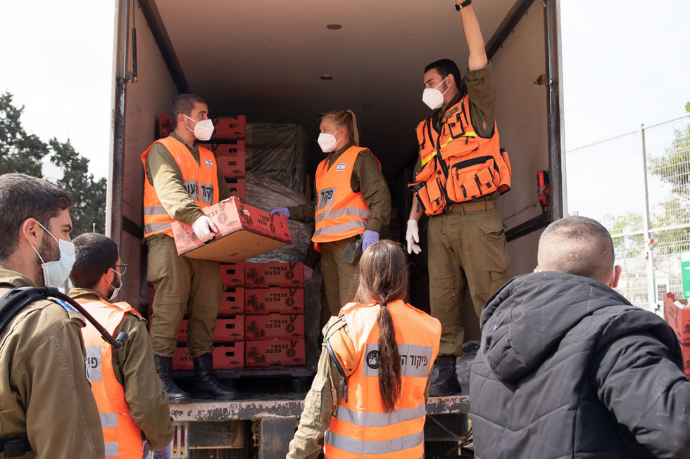 פורקים את ארגזי המזון מהמשאית. "בתל אביב חולקו מדי יום 5,000 מנות" (צילום: דוברות משרד העבודה והרווחה)