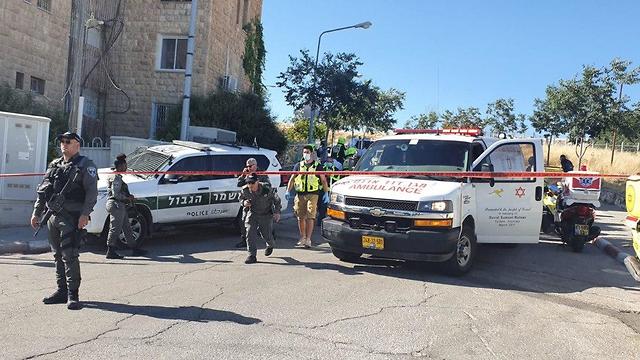 זירת ניסיון פיגוע הדקירה בירושלים, המחבל נוטרל (צילום: דוברות המשטרה)