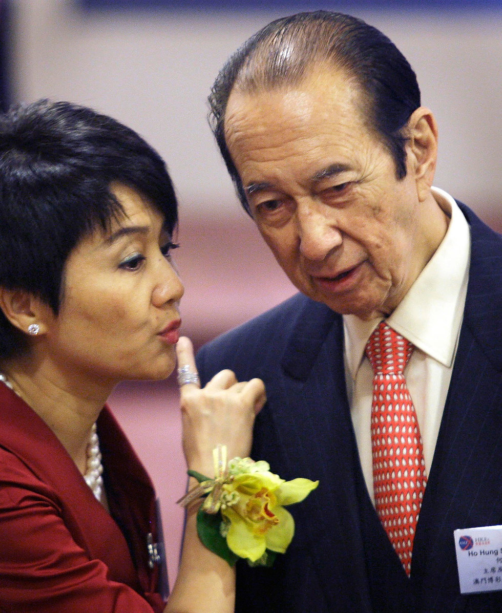 סטנלי הו טייקון קזינו מ מקאו שמת בגיל 98 תמונות ארכיון 2008 עם אשתו אנג'לה (צילום: AP)