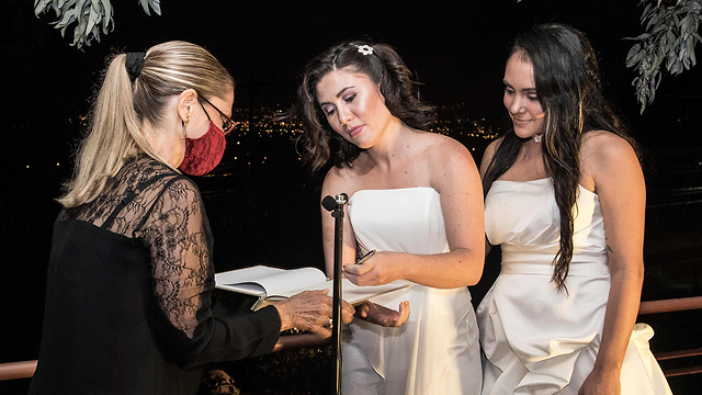 אלכסנדרה קווירוס ודוניה אראיה מתחתנות ב קוסטה ריקה לאחר ההכרה ב נישואים חד-מיניים (צילום: AFP)