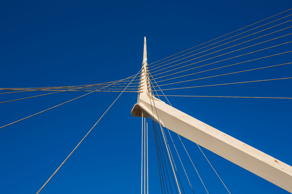 סנטיאגו קלטרווה תכנן גשרי מיתרים ברחבי העולם, וגם בפתח תקווה. כאן הוא חוצה את ציר ז'בוטינסקי הסואן והמסוכן, ונראה זר לסביבתו (צילום: אביתר הרשטיק)