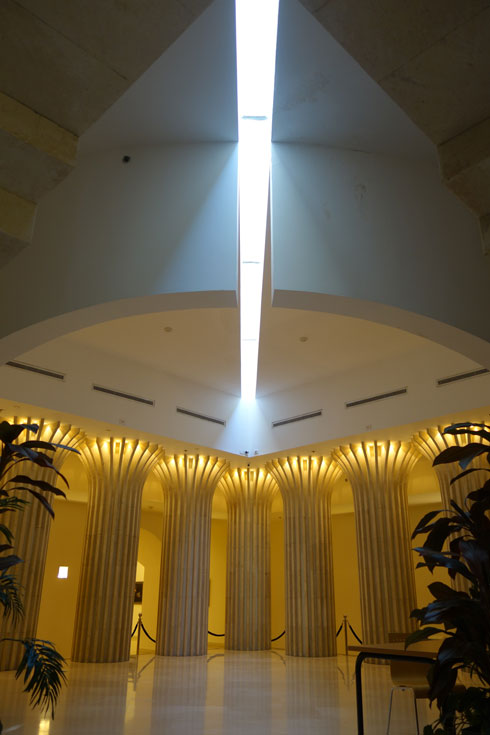האור חודר בדרמטיות מלמעלה אל בית הכנסת (צילום: מיכאל יעקובסון)