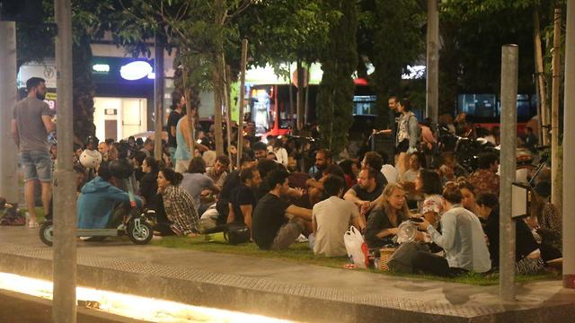 אנשים מבלים בכיכר דיזינגוף בתל אביב (צילום: מוטי קמחי)