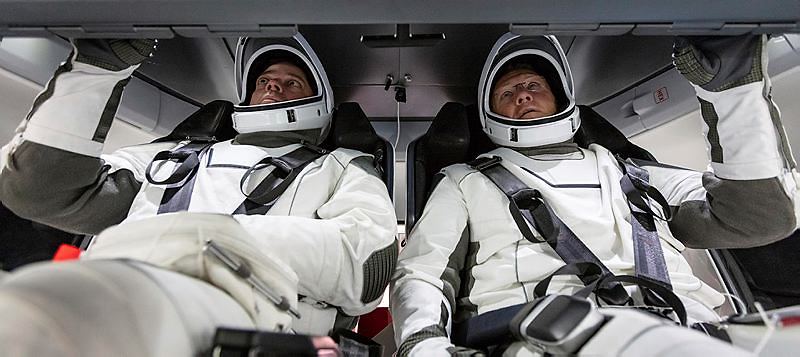 שני האסטרונאוטים באחד הניסויים בחללית (צילום: AFP)