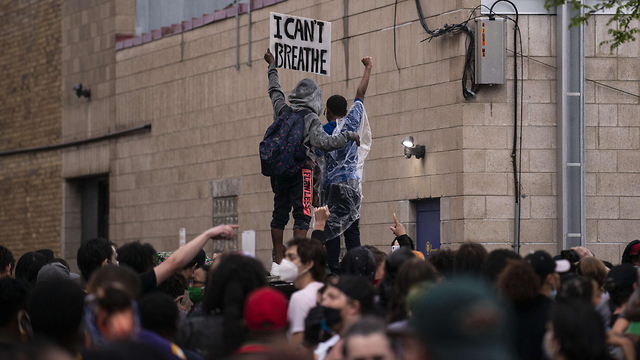 עימותים מפגינים הפגנה מחאה שוטרים תחנת משטרה מיניאפוליס מינסוטה ג'ורג' פלויד (צילום: AFP)