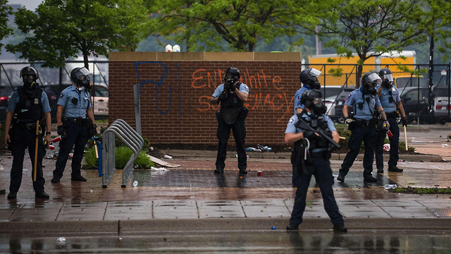עימותים מפגינים הפגנה מחאה שוטרים תחנת משטרה מיניאפוליס מינסוטה ג'ורג' פלויד (צילום: AFP)