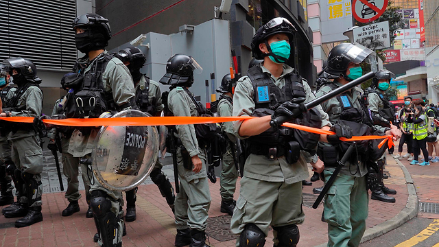 הונג קונג שוטרים מפגינים הפגנה מחאה עצורים (צילום: AP)