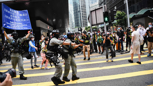 הונג קונג שוטרים מפגינים הפגנה מחאה עצורים (צילום: AFP)